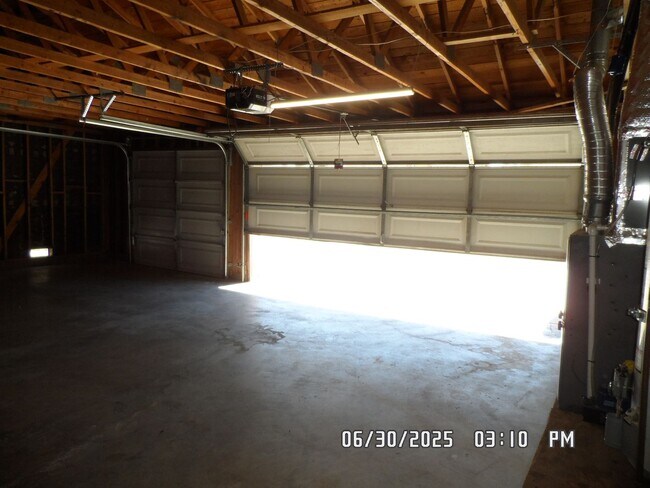 Building Photo - 3 Bedrooms, 2 Bathrooms, 3 Car Garage, Fir...