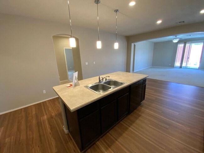 Building Photo - 3 Bedroom Single Story Home in Loma Colora...