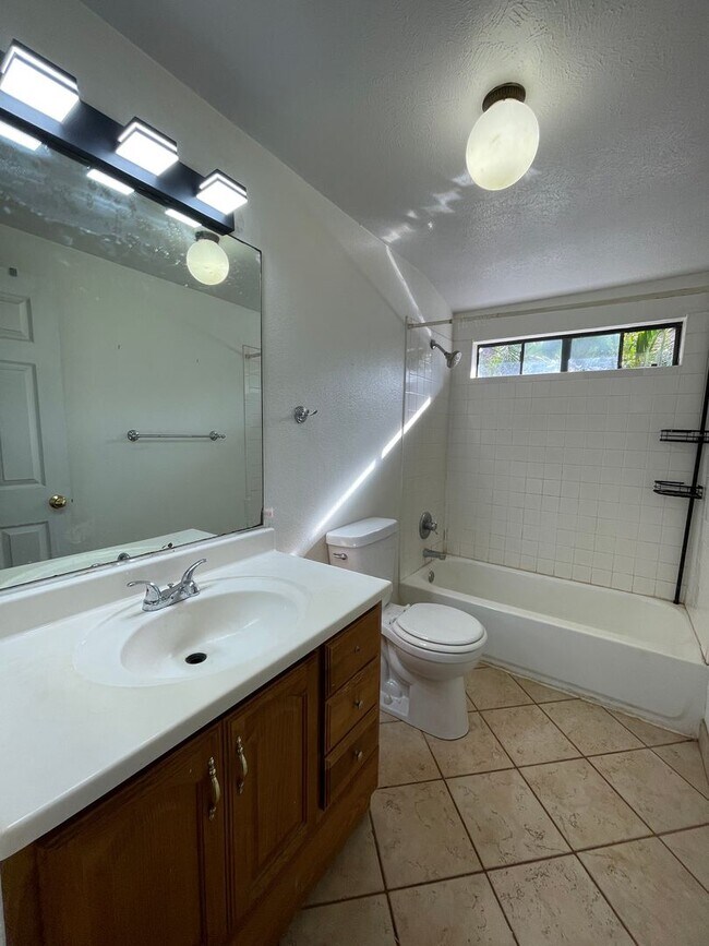 Building Photo - Spacious Mahinahina 3 Bedroom