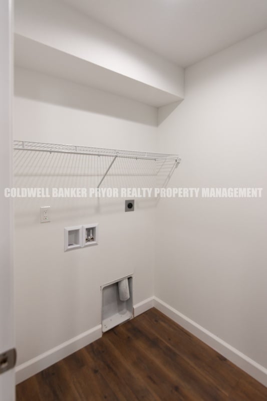 Building Photo - 360 Main St