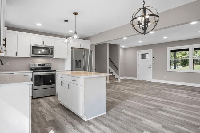 Building Photo - 1675 Bouldercliff Ct SE