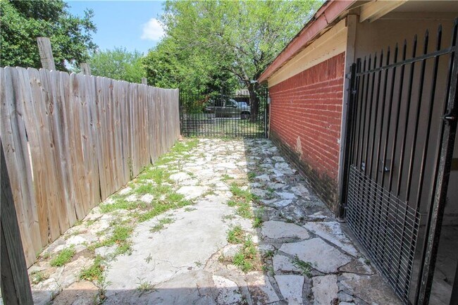 Building Photo - 9906 Randall Dr