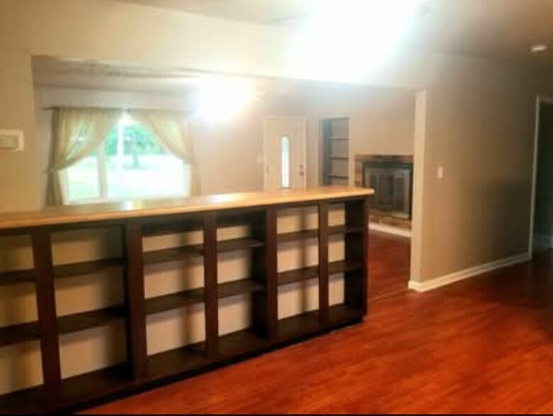 Building Photo - 1096 Shoshone Dr