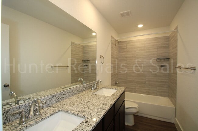 Building Photo - Newer Modern Cove 4 Bedroom