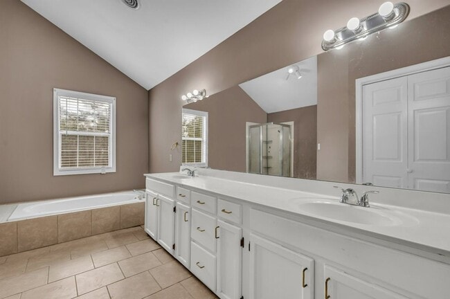 Building Photo - Renovated 4 Bedroom 3 Home for Rent!