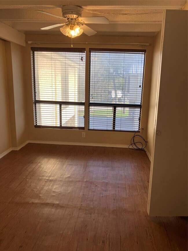 Building Photo - 5806 Circulo Dr