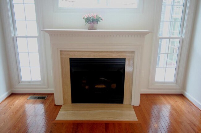 Building Photo - 4555 Fair Valley Dr