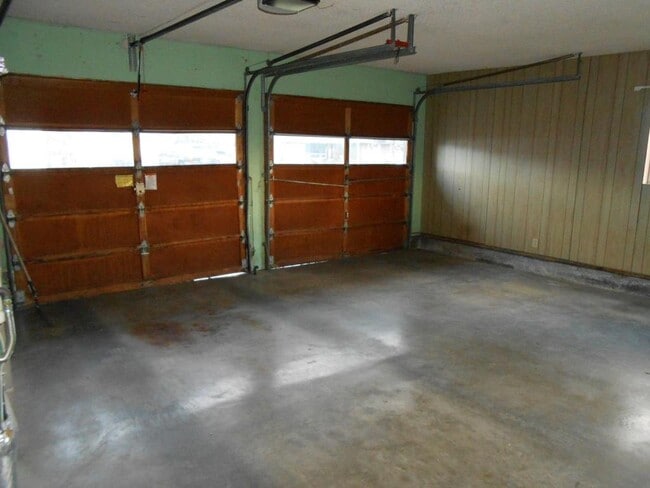 Building Photo - 2860 Willow Dr