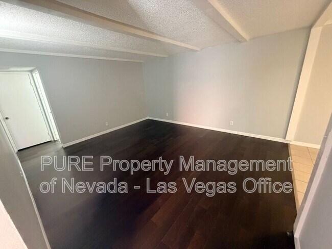Building Photo - 1405 E Vegas Valley Dr