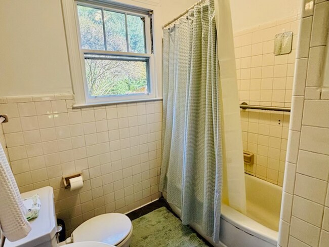 Building Photo - Charming Three Bedroom Two Bath Home on Ja...