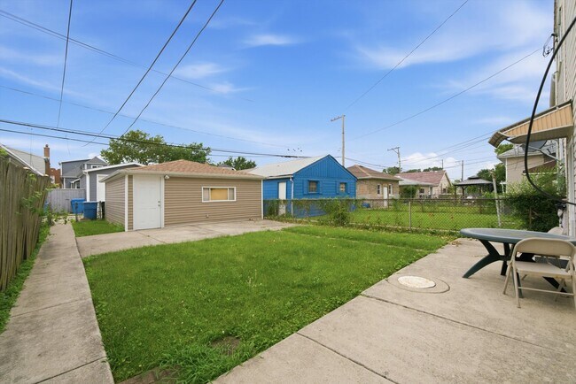 Building Photo - 5032 S Kolin Ave
