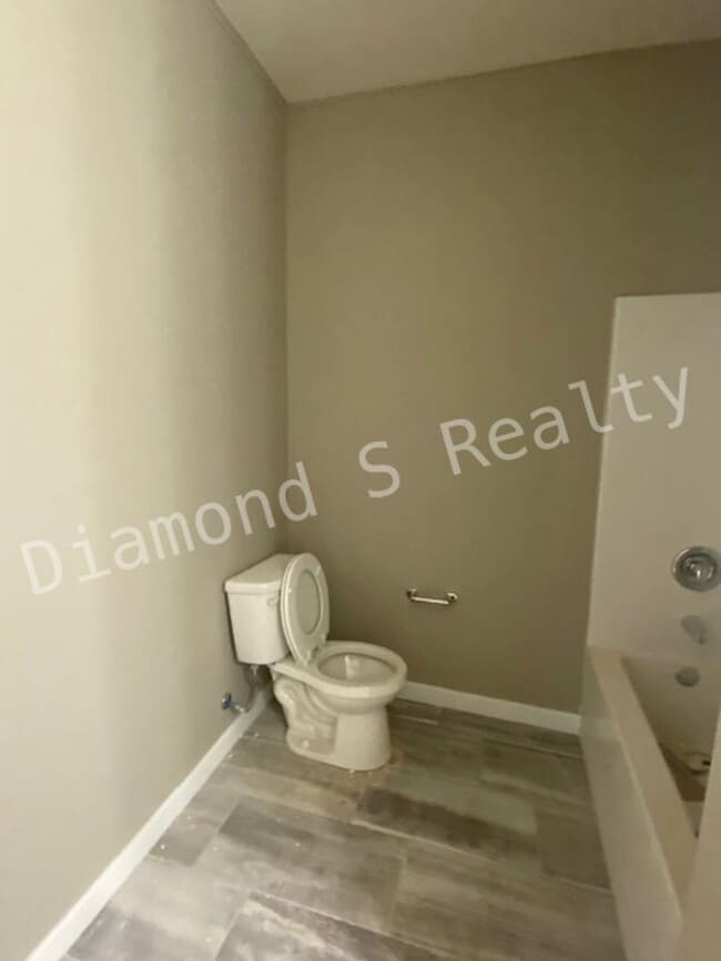 Building Photo - Gorgeous 4 Bedroom Ozark House Coming Earl...