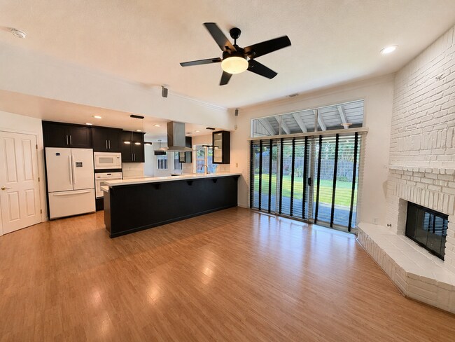 Building Photo - 8036 Glenbar Way