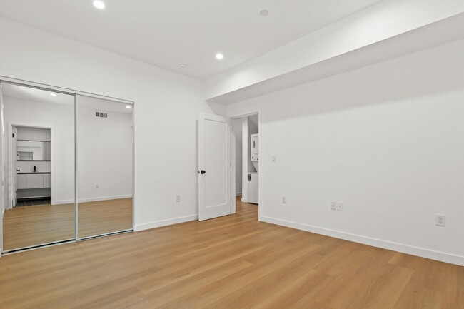 Building Photo - 1631 S New Hampshire Ave