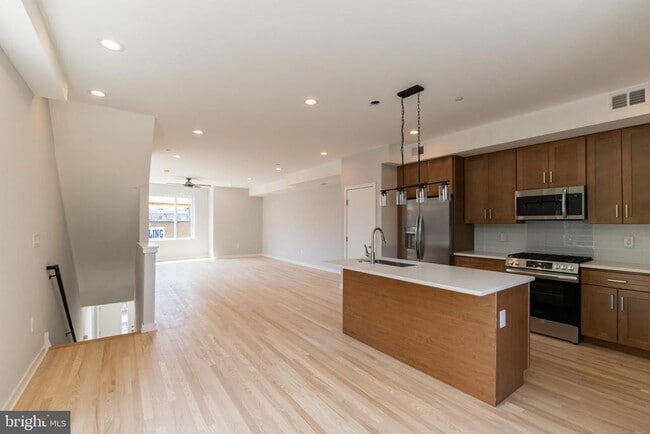 Building Photo - 1351 S Myrtlewood St