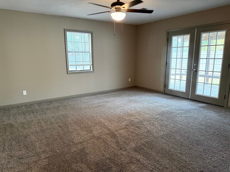 Bonus Room/Family Room - 2804 Clifft St