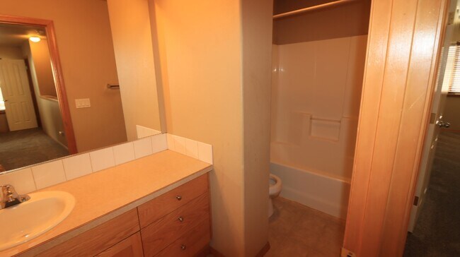 Building Photo - 3/2.5 Townhome in Redmond