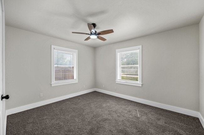 Building Photo - 5 Bedroom