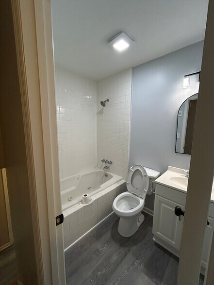 Building Photo - 140 Oakhurst Dr