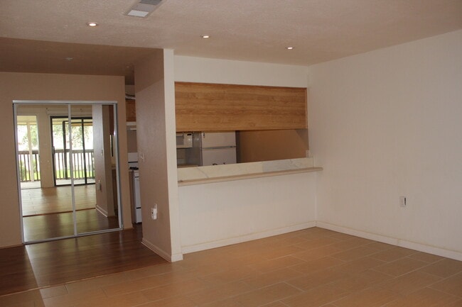 Building Photo - 2/1 Condo with screened porch and communit...