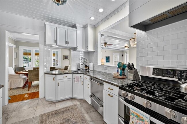 Building Photo - 235 10th Ave NE