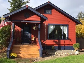 Building Photo - Charming 2-Bedroom Home Near Downtown Bellingham – Private Yard & Cozy Living