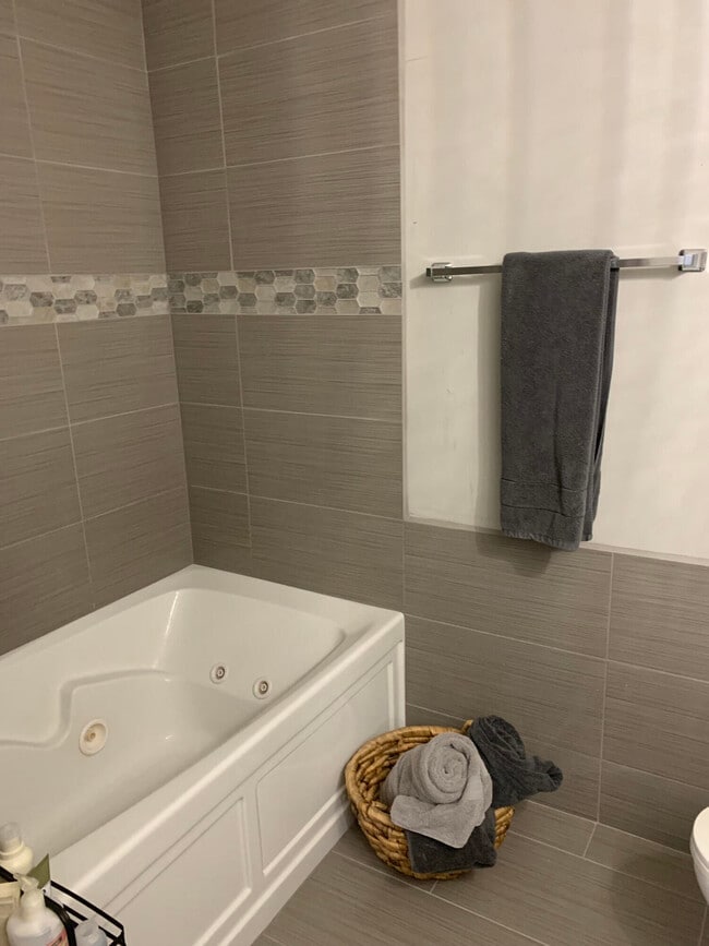 Building Photo - 107 Hollyridge Ln