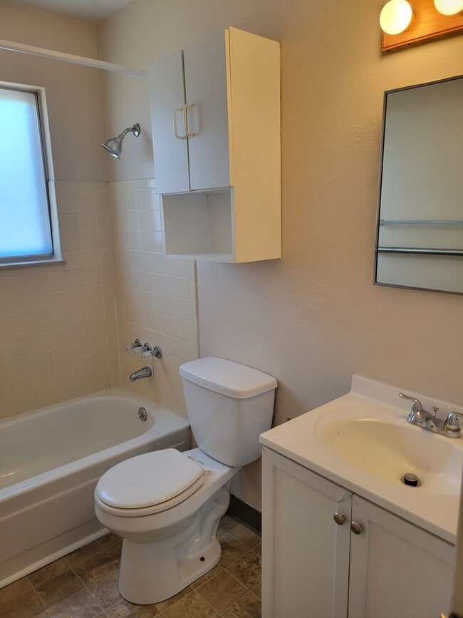 Building Photo - 4 Bed 2 Bath Allowing Pets - Available Now! - MileStone RES