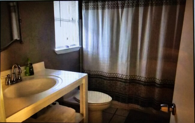 Building Photo - 631 N Van Buren Ave