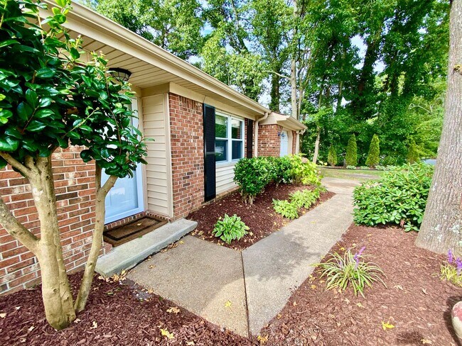 Building Photo - Charming Ranch-Style Home With Garage Avai...