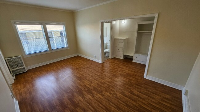 Building Photo - 4530 Normandie Ave