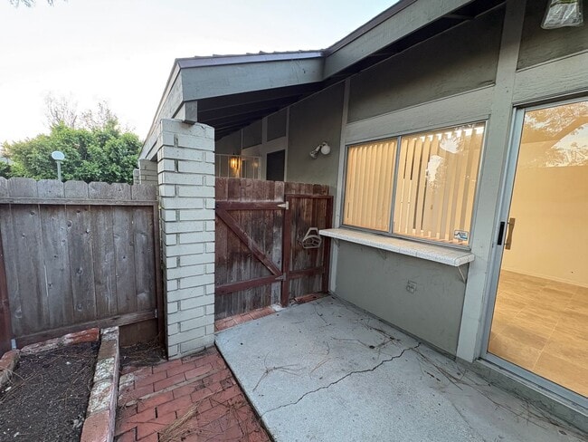 Building Photo - Villa Martinique Town Home!