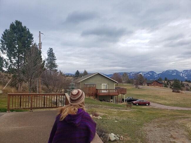 Building Photo - Log Home with close public lake access - A...