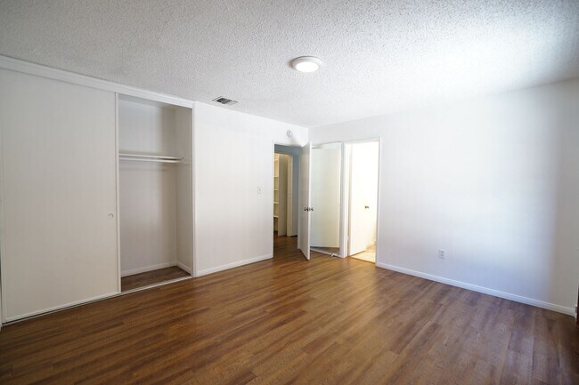 Building Photo - 220 Lilac Ct