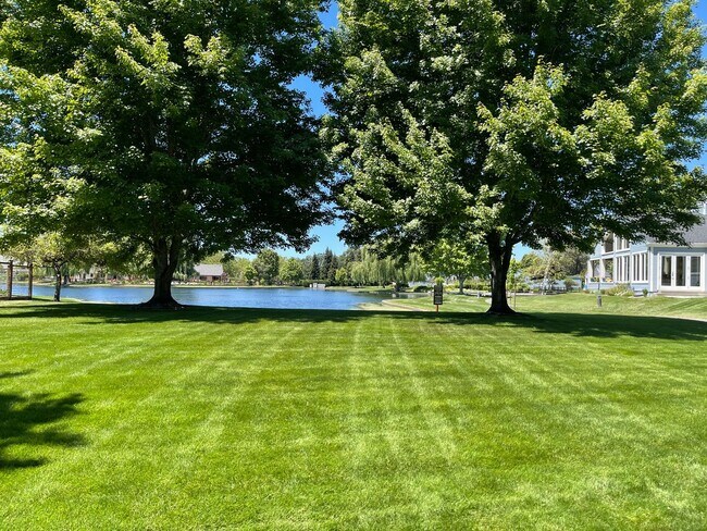 Building Photo - Beautiful Home in the Lakewood Hills Gated...