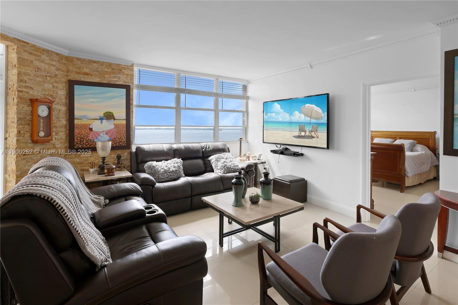 Building Photo - 801 Brickell Bay Dr