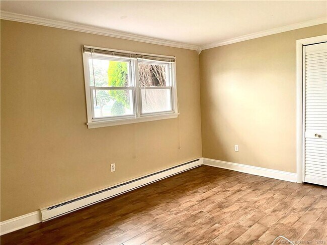 Building Photo - 98 Soundview Dr