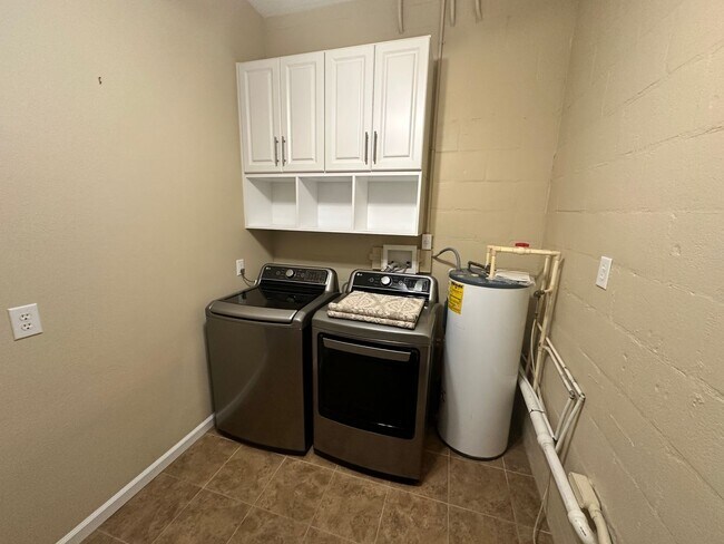 Building Photo - Stunning 3/2 Bungalow near the historic di...