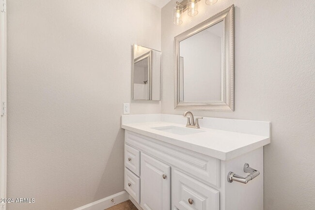 Building Photo - Immaculate Lakewood Community Condo