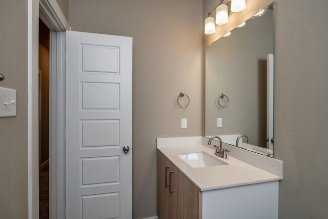 Building Photo - GORGEOUS 3 BEDROOM DUPLEX LOCATED IN MIDLO...