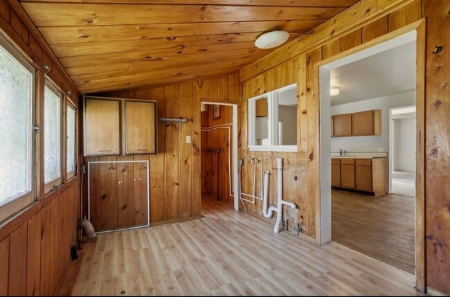 Building Photo - Sunny 2BR Home on South Bond with Sunroom + Extra Storage!