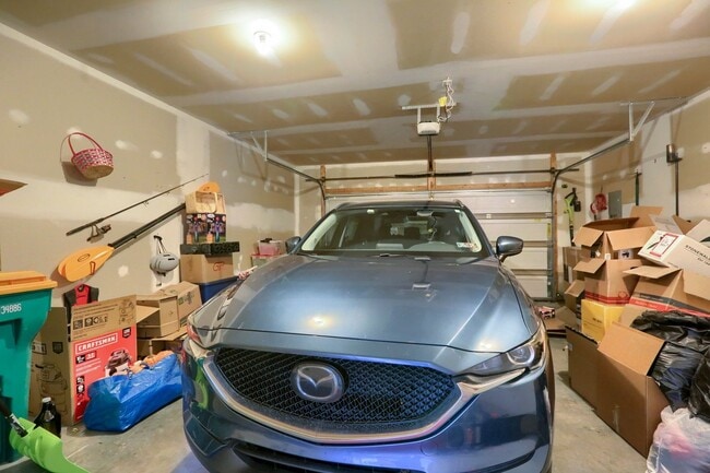 Building Photo - Newer build 2,000 sq ft 3/BR 2.5 bath luxury townhome FULLY FURNISHED