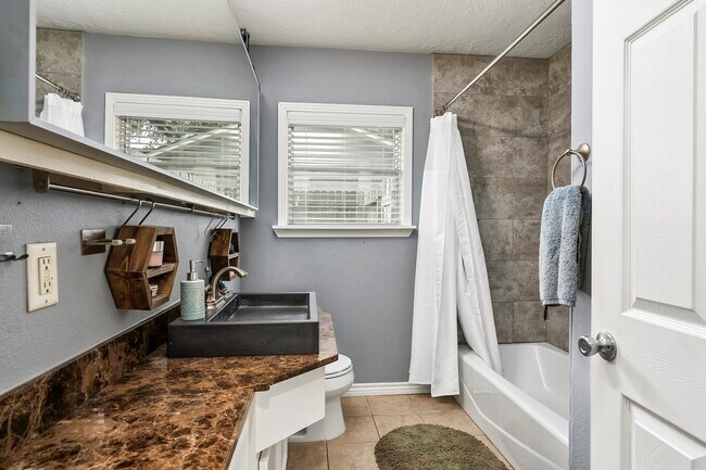 Building Photo - 1034 Nashua St