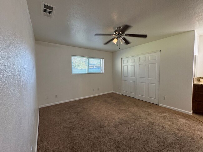 Building Photo - 3 Bed, 2 Bath Duplex in Quail Lakes Aea