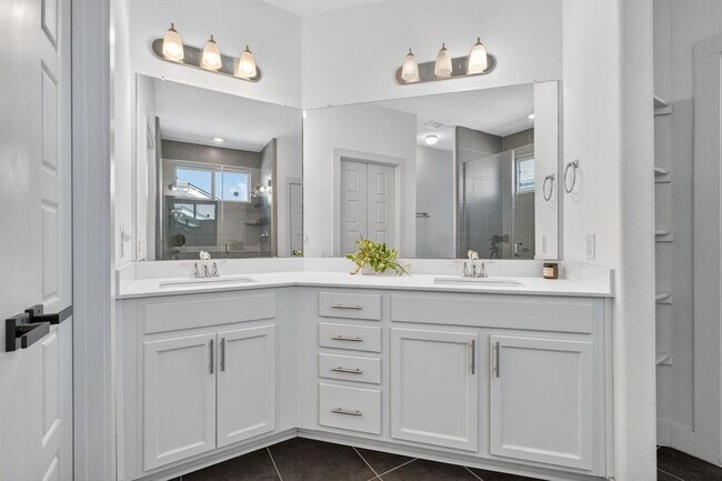 Building Photo - 2206 Hermia St