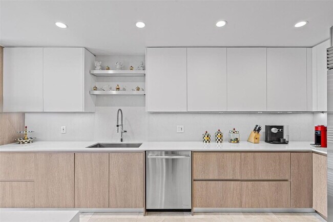 Building Photo - 6124 Paradise Point Dr