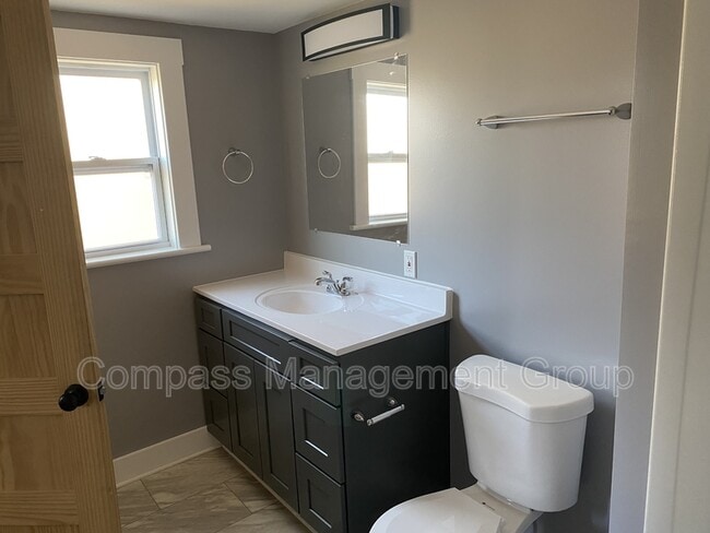 Building Photo - 1204 Valley Dr SW