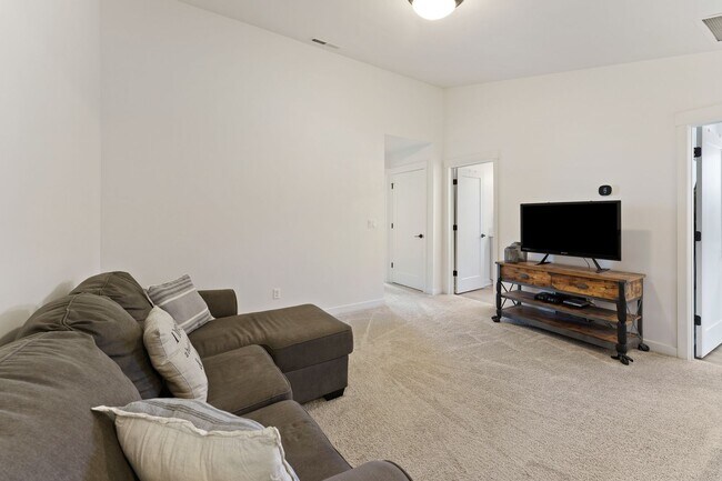 Building Photo - Pahlisch Townhome