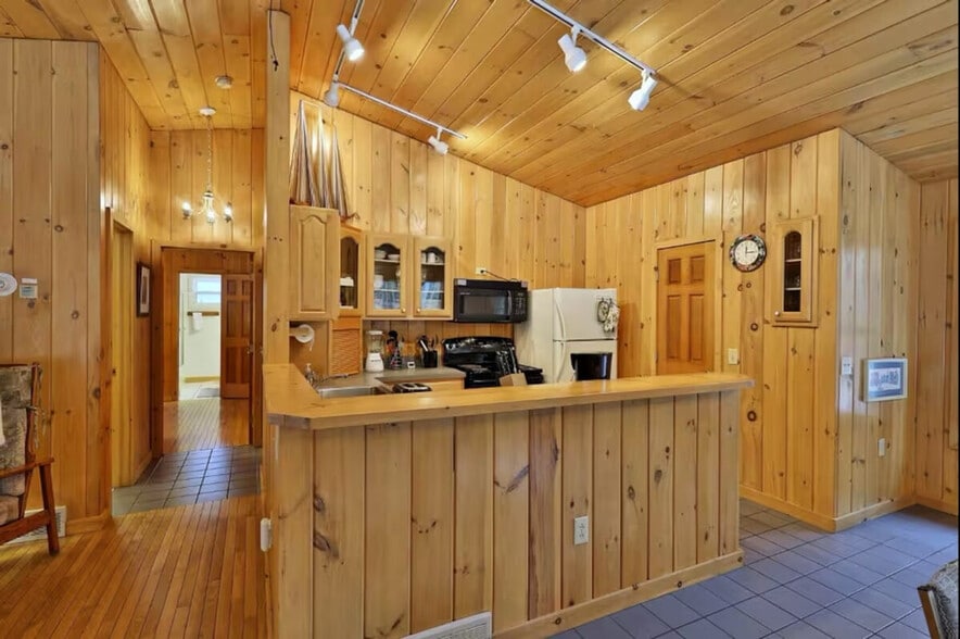 Building Photo - 4155 Lake Shore Dr