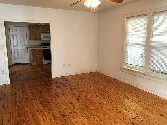 Building Photo - 607 Snow St